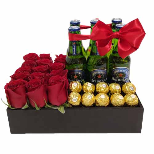 Arreglo de rosas rojas, botellas de cerveza y cajas de chocolates finos