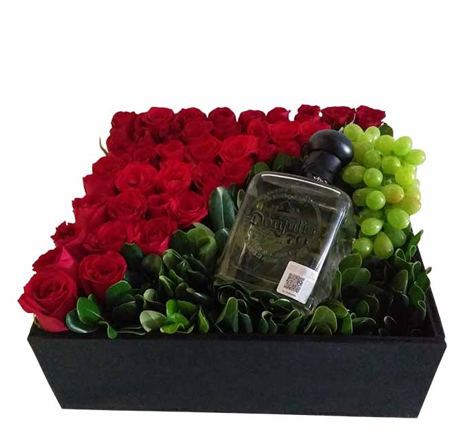 caja con rosas,uvas y tequila