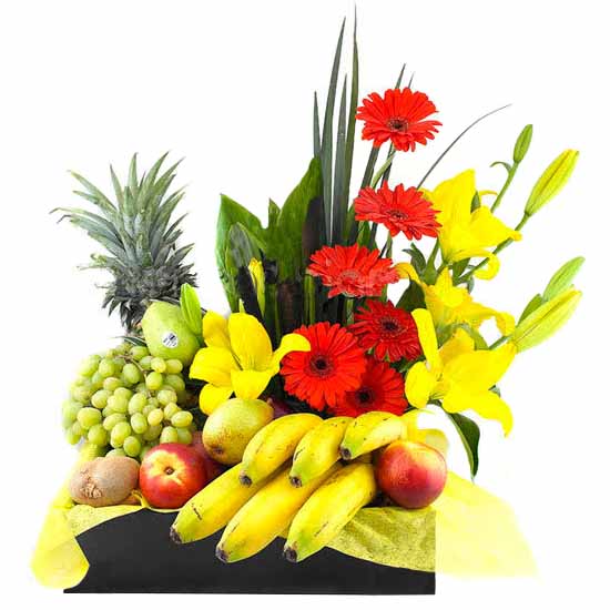 caja con flores y frutas