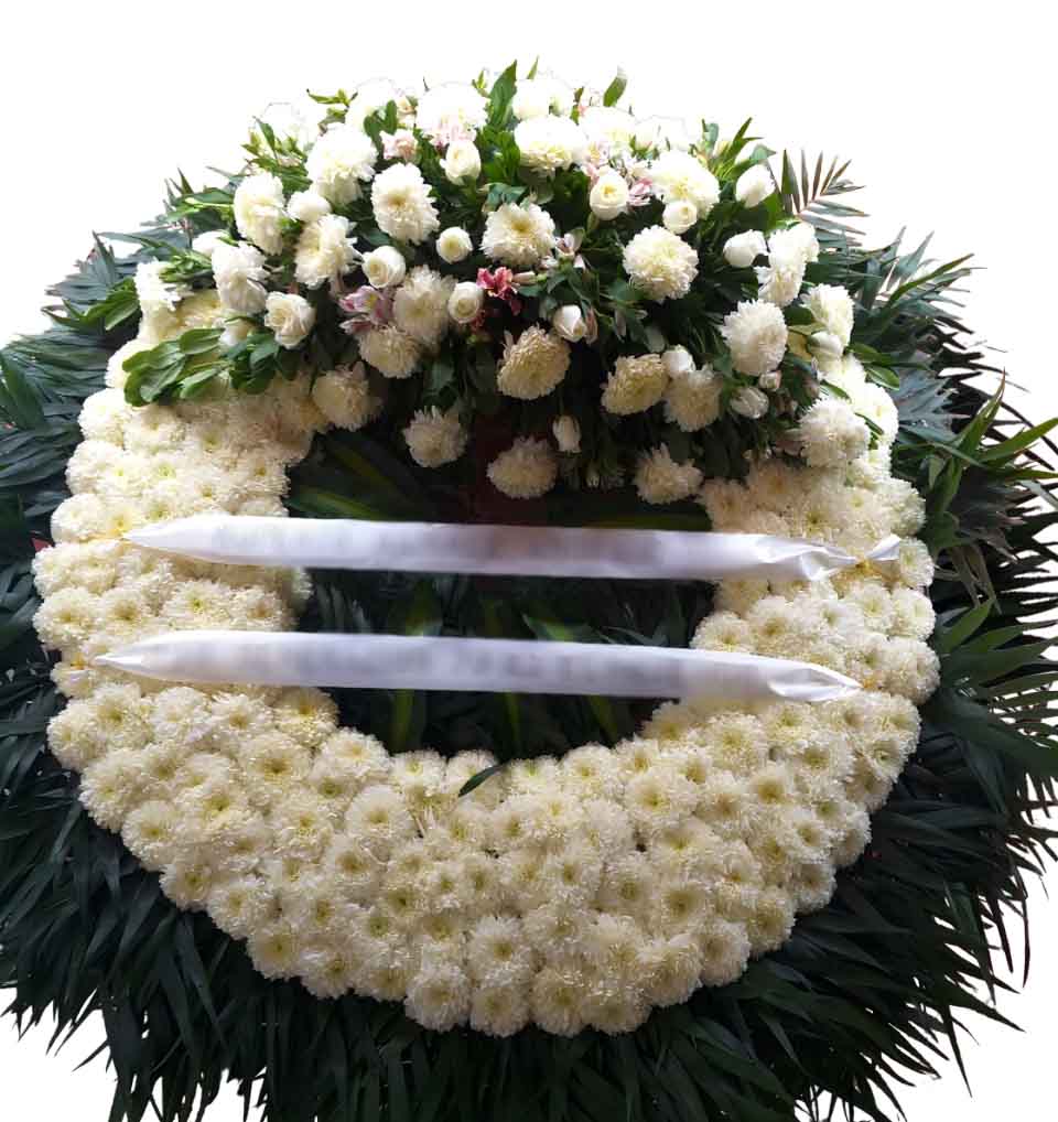 corona funebre grande de 1.20 metro de diametro con rosas blancas, lilis blancas,pompones,montecasino, palma, follaje verde