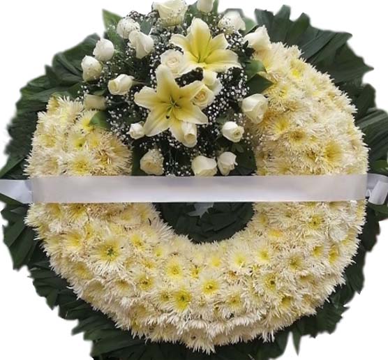 corona funebre de 1 metro de diametro con rosas blancas, lilis blanca, baby, follaje verde, pompones y palma