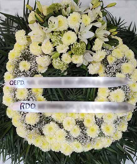 corona de condolencias con pompones lilis hortencias follaje palma y baby,1m de diametro