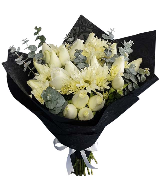 ramo de condolenciascon 24 rosas blancas, margaritas, eucalipto, envuelto en papel negro