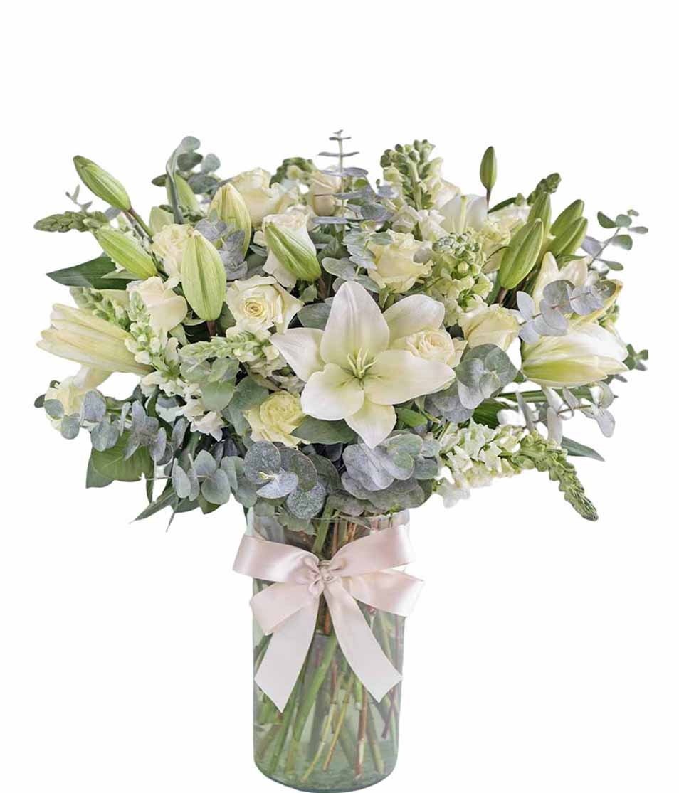 elegante arreglo con rosas blancas lilis blancas snap dragon eucalipto jarron de vidrio y moño