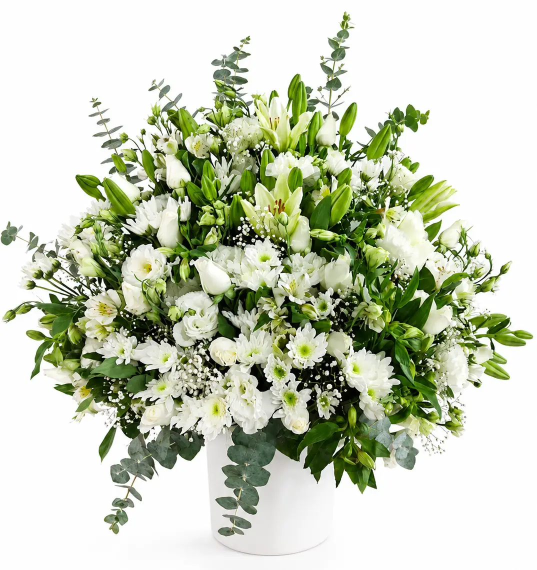 Arreglo floral de condolencias en tonos blancos con rosas, lisianthus, lirios y margaritas