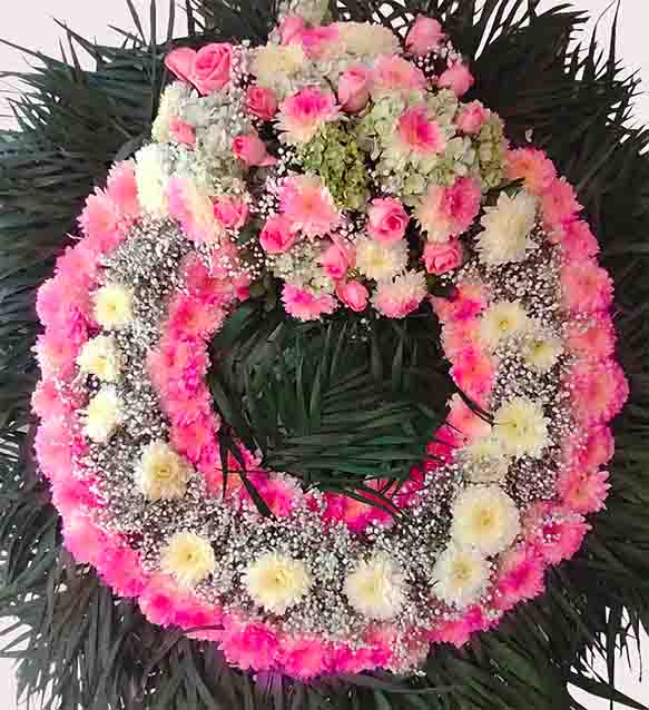 corona para funeral con rosas rosadas pompones blancos y rosados hortencias baby follaje y palma 1 meetro de diametro