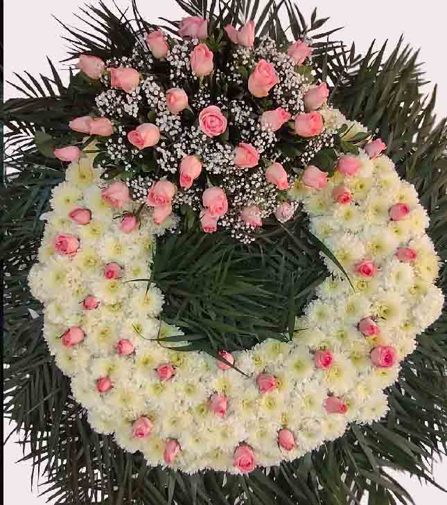corona para funeral con rosas rosadas, pompones, hortencias, baby follaje y palma 1 metro de diametro