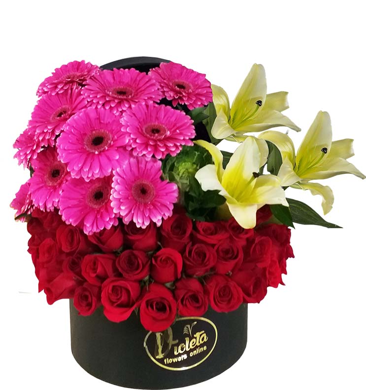 caja redonda con rosas,gerberas y lilis