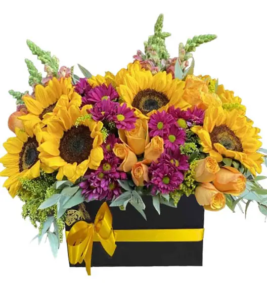 caja redonda con rosas,gerberas y lilis