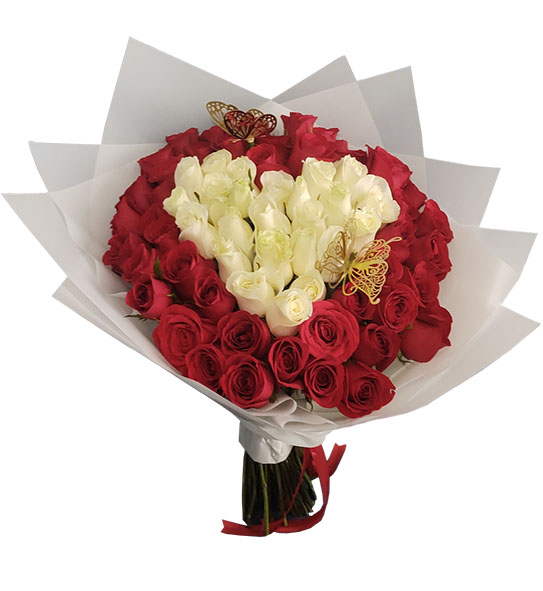 ramo con 40 rosas rojas y 20 rosas blancas en forma de corazon