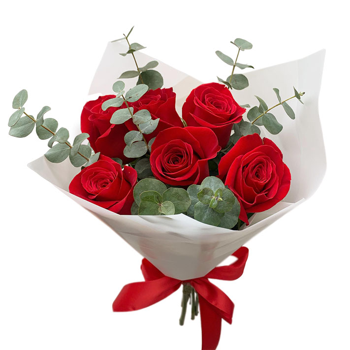 caja blanca con 25 rosas y alstroemerias