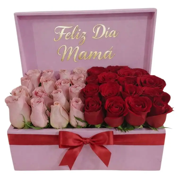 caja con 32 rosas rosadas y rojas