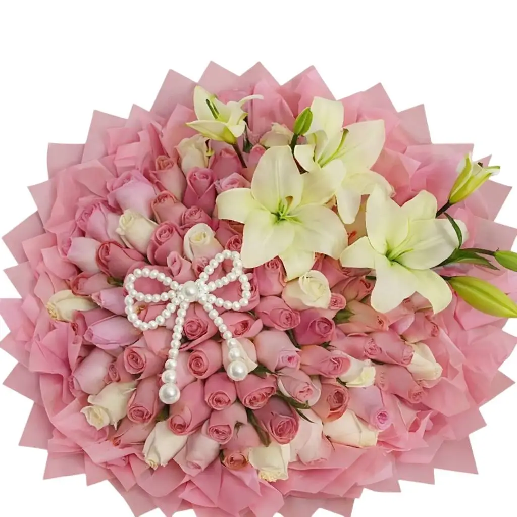 ramo de 100 rosas rosadas con lilis blancas 