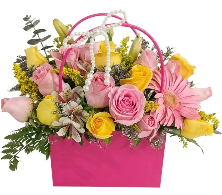 bolsita con rosas rosadas y amarillas,lilis y alstroemerias