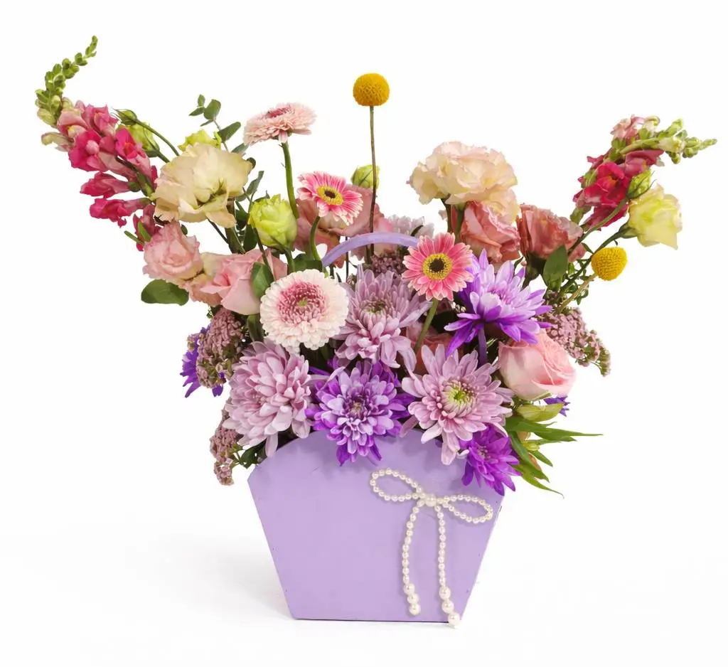 arreglito en caja de madera con 8 gerberas, alstroemerias,margaritas,lilis,solidago