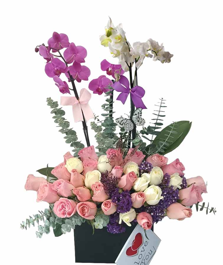 caja con orquideas y rosas rosadas y blancas