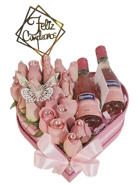 caja en forma de corazón con rosas rosadas y vino lambrusco